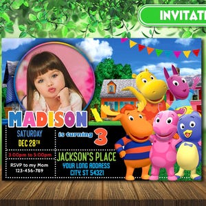 Könnte beinhalten: Eine farbenfrohe Geburtstagseinladung mit einem Foto eines kleinen Mädchens namens Madison. Die Einladung enthält den Text "Madison wird 3" und Party-Details, zusammen mit Zeichentrickfiguren.