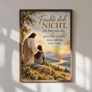 Könnte beinhalten: Ein gerahmter Kunstdruck mit einer Landschaft aus Fluss und Bergen bei Sonnenuntergang. Eine Figur in einem Gewand legt eine Hand auf die Schulter einer sitzenden Person. Der Text lautet: Fürchte dich NICHT, ich bin mit dir; weiche nicht, denn ich bin dein Gott. JESAYA 41,10.