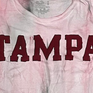 COLLEGE TAILGATE - University of Tampa (uTampa) schwarz rot handgebunden gefärbt trendy oversized T-Shirt - Größe MEDIUM