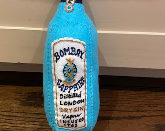 Lucy Sparrow sintió bombay sapphire botella
