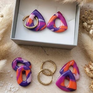 Sunset Cocktail Hoop Earrings, Marbled Purple Orange Pink Charms, 3cm Geometric Resin Earrings, Colorful Summer Jewelry
