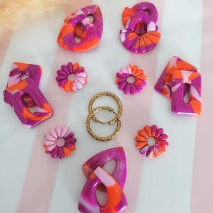 Borlas "Solar Aurora" para pendientes de aro – Violeta, naranja, rosa – Pendientes modulares de arcilla polimérica – Rectángulo, margarita, abanico