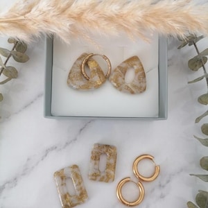 Perlmuttweiße und glitzernde goldene Creolen, abnehmbare, schillernde Marmoranhänger, austauschbare rechteckige und dreieckige Ohrringe