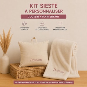 Peut inclure: Un kit de sieste personnalisable beige pour enfant, comprenant un coussin et une couverture. Le coussin porte une poignée et le mot "Prénom" brodé. La couverture est pliée et roulée, également avec "Prénom" brodé.