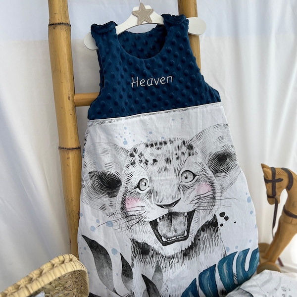 Gigoteuse bébé lionceau savane bleu à personnaliser en tissu cadeau de naissance