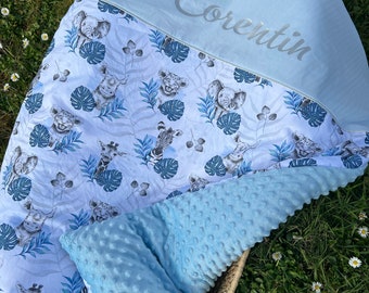 Couverture bébé garçon bleu à personnaliser aux motifs de la savane idéal pour un cadeau de naissance