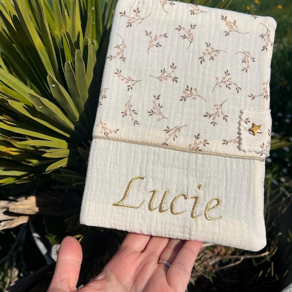 Handgenähter Einband aus doppellagigem Baumwollgaze für ein Baby-Gesundheitsheft, beige, perfekt als Geschenk für Neugeborene, für eine Babyparty im Boho-Stil.