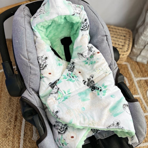 Couverture pour cosy bébé avec des motifs de la savane aux couleurs à personnaliser, idéal en cadeau de naissance