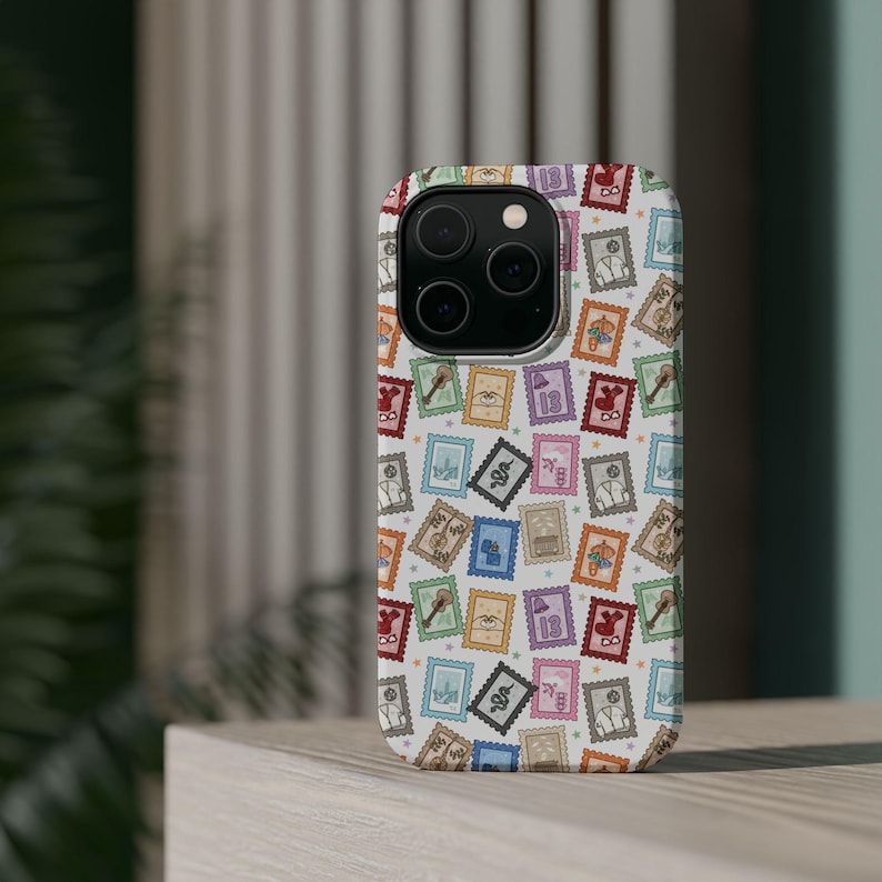 Eras Stamp Phone Case Music Era Collage iPhone-hoesje MagSafe-compatibele beschermende telefoonhoes cadeau voor Swift-fan Stempel collage telefoonhoesje afbeelding 10
