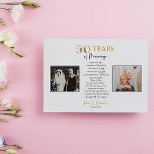 Può includere: Un biglietto bianco con lettere dorate che celebra 50 anni di matrimonio. Il biglietto presenta due foto in bianco e nero di una coppia, una del loro giorno di nozze e una di un periodo più recente. Il testo recita "50 anni di matrimonio" e include un elenco di 50 motivi per cui la coppia sta celebrando. Il biglietto è firmato "Paul & Beverly" e datato "20 aprile 1974".