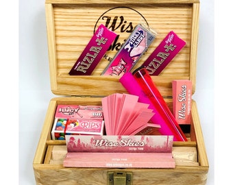 Caja de madera rosa con liado: Papeles Wise Skies y tubos para porros
