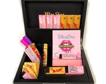 Caja con ruedas rosa con cerradura TSA, caja de madera personalizada hecha a mano