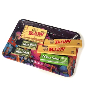 Petit plateau à roulettes Stay Trippy Little Hippy avec papier à rouler brut, pointes pré-roulées et pointes olive, coffret cadeau à rouler