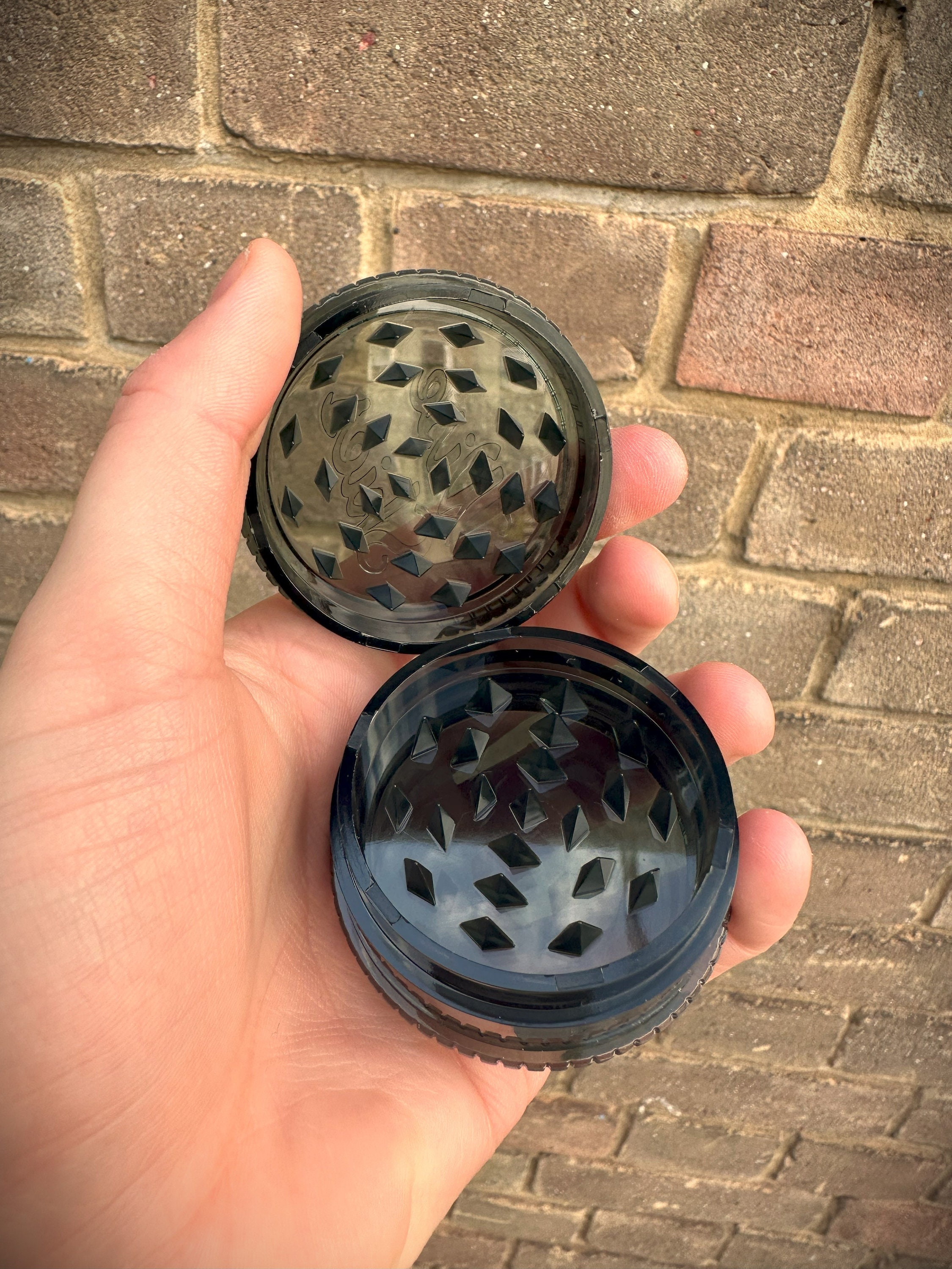 Verpakking Met 4 Kunststof Grinders 60mm - 3-Delig - Ideaal Voor Kruiden En Specerijen - Mix Van 4 Willekeurige Kleuren