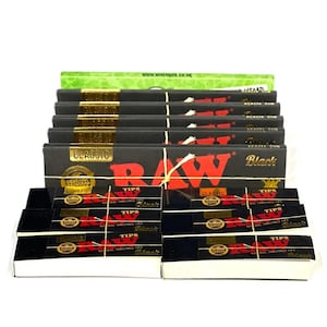 Può includere: Una collezione di cartine e filtri RAW, in nero e rosso. L'immagine mostra diversi pacchetti di cartine e filtri, con il logo RAW ben visibile. La confezione include le parole "Classic" e "Black".