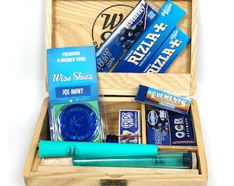 Caja de almacenamiento de madera mediana con rollos de papel Rizla Blue, Blue Hand Miller, rollos Juicy Jay y tubos de almacenamiento.