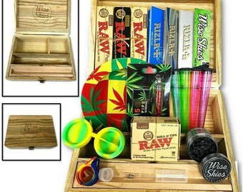 Caja de madera con rollos gigantes: papeles, cenicero, triturador y más