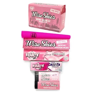 Op de afbeelding: Een verzameling roze vloei en accessoires. De afbeelding toont verschillende dozen en pakjes vloei, waaronder merken als "Wise Skies" en "Juicy Jay's". De tekst "Pink Paper" is zichtbaar op sommige verpakkingen.