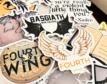 Puede incluir: Una colección de pegatinas con varios diseños y texto. Varias pegatinas presentan alas, las palabras "Fourth Wing" y "Basgiath War College". Otras pegatinas incluyen citas e imágenes relacionadas con libros. La paleta de colores incluye negro, blanco y naranja.