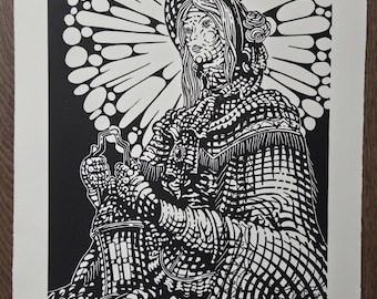 Könnte beinhalten: Schwarz-Weiß-Linolschnitt eines Figuren in einer Kapuzenrobe, die einen Gegenstand hält. Die Figur ist von einem stilisierten, strahlenförmigen Muster umgeben. Der Druck ist signiert und mit 1/10 nummeriert. Der Text "THE DOLL" und der Künstlername sind sichtbar.