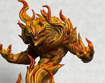 Pode incluir: Uma figura em miniatura detalhada de um demônio de fogo com chifres e uma expressão ameaçadora. A figura é esculpida em uma pose dinâmica, com chamas que brotam de seu corpo. A figura é pintada em tons de laranja, amarelo e vermelho, criando um efeito de fogo.
