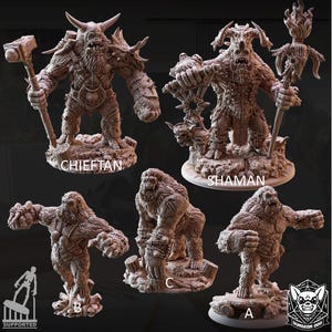 Op de afbeelding: Een verzameling gedetailleerde, bruine fantasie miniaturen, waaronder een opperhoofd met een hamer, een sjamaan met een staf en aapachtige wezens. Elke figuur staat op een voetstuk, met de namen "Chieftan" en "Shaman" zichtbaar. Het Dungeon Dog logo staat rechtsonder.
