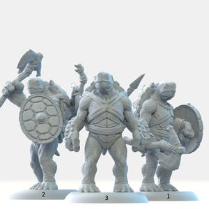 Könnte beinhalten: Drei graue Fantasy-Figuren von anthropomorphen Schildkröten, jede mit einzigartiger Rüstung und Waffen. Eine hält eine Axt und einen Schild, eine andere einen Speer und die dritte eine Axt. Die Figuren sind mit 1, 2 und 3 nummeriert.
