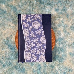 A5 - Handgemachtes Notizbuch marineblaue Rosenblume