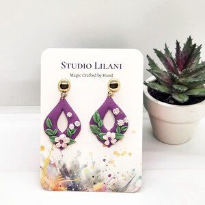 Lila Ohrringe mit Blumen | Handmade Polymer Clay Schmuck | Cottagecore Garten Ohrringe | Leichte Frühlings Statement Ohrringe