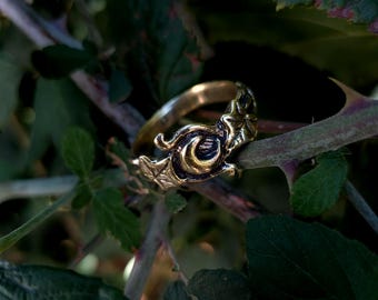 Small ring with ivy leaves and moon in solid brass