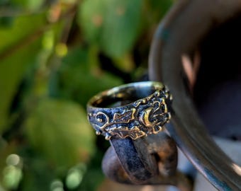 Small ring with oak leaves and moon in solid brass