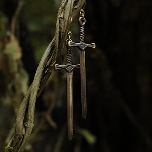 Massive Bronze Schwert Ohrringe | Handgefertigter Schmuck | Original mittelalterliches Fantasy Geschenk