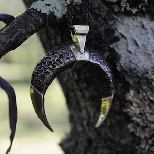 Gepanzerter Mondanhänger aus massivem Messing, Lunula, neues Modell