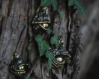 Petits pendentifs " Veilleurs de la forêt " en laiton ou bronze massif