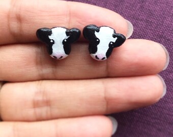 Orecchini a forma di mucca Holstein fatti a mano. Gioielli a forma di mucca, regalo per amanti delle mucche, ipoallergenici, orecchini in argilla polimerica, graziosi orecchini a forma di mucca, orecchini dipinti a mano