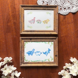 Láminas artísticas de dinosaurios bebés en cartulina. 10 x 15 cm, acuarela original. Regalo para amantes de los dinosaurios, arte de dinosaurios, guardería de dinosaurios, impresión para baby shower.