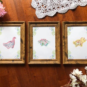 Juego de 3 láminas artísticas de dinosaurios en cartulina. Hechas con acuarela original. Ideal como regalo para amantes de los dinosaurios, para guarderías infantiles o para baby shower.