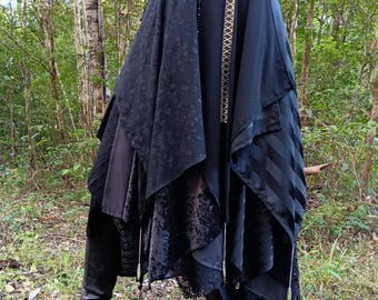 Handgemaakte, unieke wikkelrok met zwart 'goth'-thema.