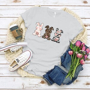 Easter Day Shirt for Women Cute Bunny Graphic Tee Spring Outfit Trendy Easter T Shirt Floral Easter Top Casual Short Sleeve Shirt Gift