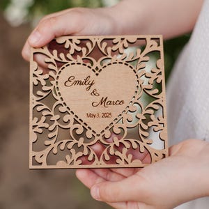 Recuerdo de boda de madera personalizado: tarjeta cortada a láser en forma de corazón con nombres y fecha. Un recuerdo romántico o un elegante regalo para invitados, decoración de mesa.