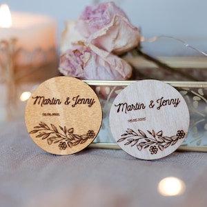 Broche rústico de recuerdo para boda: alfiler de madera personalizado con diseño floral, regalo bohemio para invitados o insignia de dama de honor, decoración para la mesa de boda.