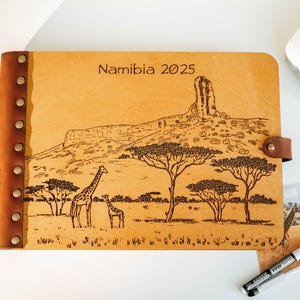 Album fotografico Namibia Safari, libro di viaggio personalizzato in legno con montagne e giraffe, design Fingerklip o Brandberg / regalo avventura in Africa