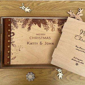 Album fotografico natalizio personalizzato con confezione regalo, album fotografico in legno per album natalizi con albero di Natale e pigne. Album fotografico di famiglia