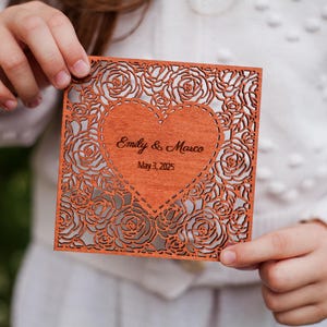 Posavasos de madera personalizados para bodas: corazón y rosas recortadas (regalo al por mayor) - Regalo personalizado para invitados o recuerdo rústico para una celebración romántica
