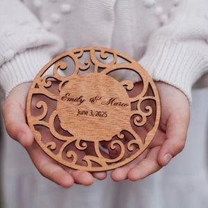 Elegante recuerdo para invitados de boda: posavasos redondos de madera personalizados a granel. Regalo rústico cortado a láser para invitados, despedidas de soltera o celebraciones de aniversario.