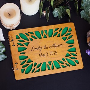 Libro degli ospiti personalizzato in legno con motivo a foglia verde intagliata – Album rustico per foto Polaroid, appunti o ricordi di nozze