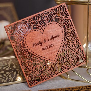 Regalo de agradecimiento para bodas: posavasos de madera personalizado con forma de corazón. Recuerdo para invitados, ideal para ceremonias rústicas, románticas o al aire libre.
