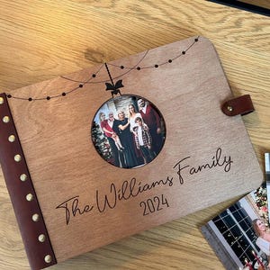 Album photo de Noël personnalisé avec une boule de Noël découpée pour vos photos, album photo de famille en bois, cadeaux de scrapbooking des fêtes pour elle