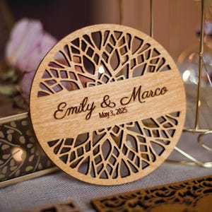Posavasos de madera personalizados: recuerdos de boda grabados para invitados, decoración rústica o regalos de agradecimiento para despedidas de soltera. Decoración de mesa al por mayor.