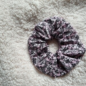 Murder Gib One Ticket Horror Spaß Scrunchie für Krimiliebhaber oder Halloween